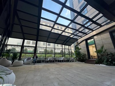 Geri çekilebilir çatılı kavisli cam sunroom